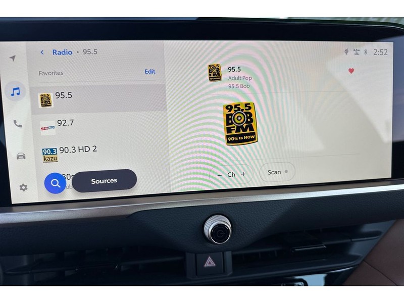 Toyota Crown Signia Vehicle Full-screen Gallery Image 21