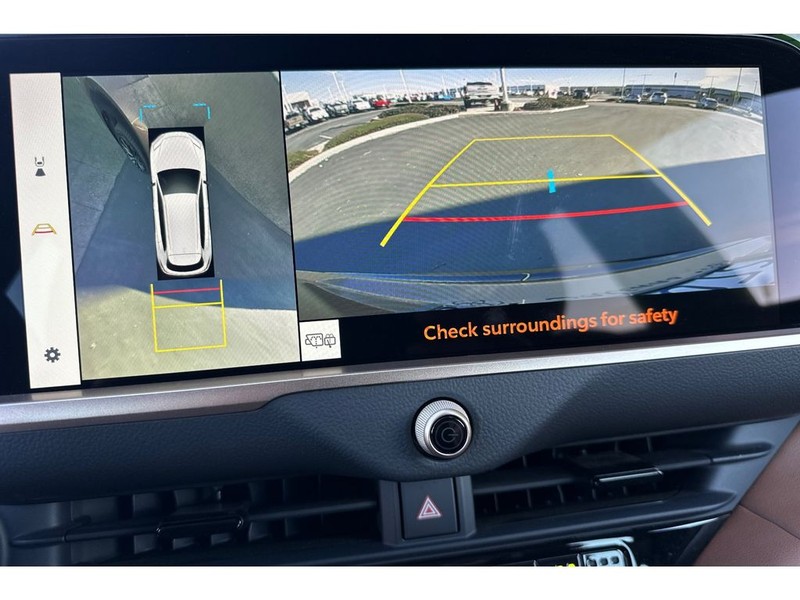 Toyota Crown Signia Vehicle Full-screen Gallery Image 23