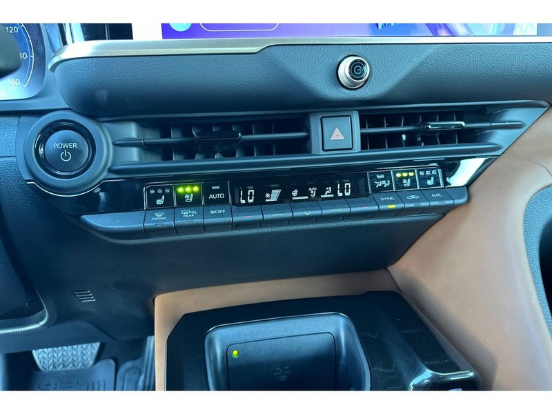 Toyota Crown Signia Vehicle Full-screen Gallery Image 24