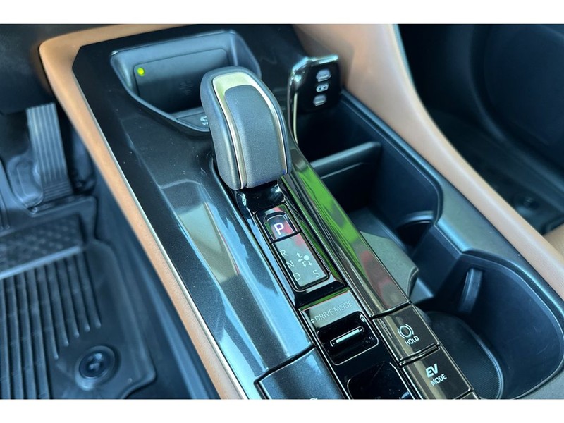 Toyota Crown Signia Vehicle Full-screen Gallery Image 25