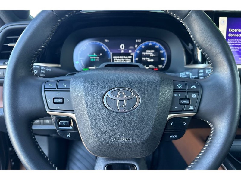 Toyota Crown Signia Vehicle Full-screen Gallery Image 27