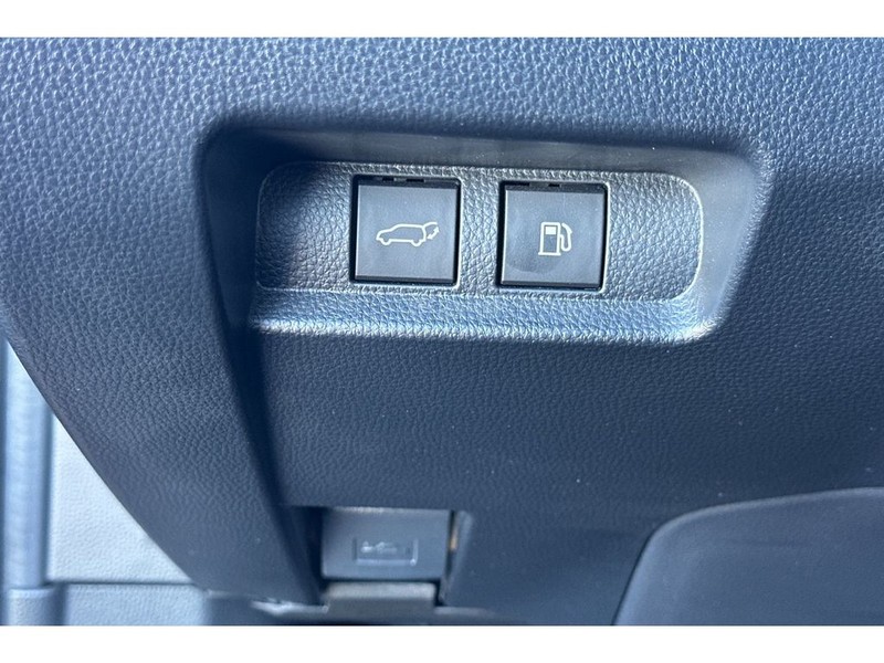 Toyota Crown Signia Vehicle Full-screen Gallery Image 32