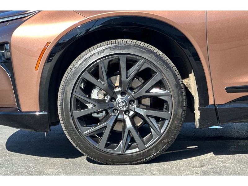 Toyota Crown Signia Vehicle Full-screen Gallery Image 33