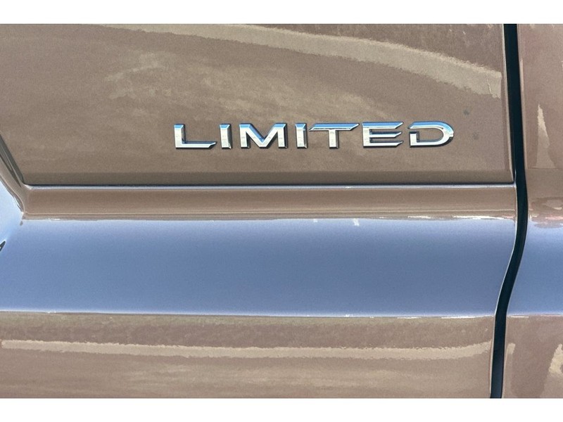 Toyota Crown Signia Vehicle Full-screen Gallery Image 34