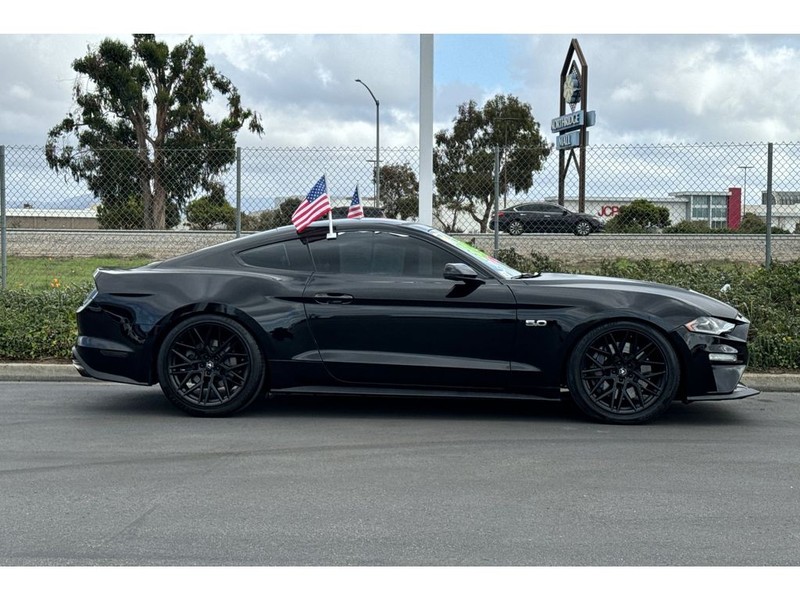 Ford Mustang Vehicle Full-screen Gallery Image 03