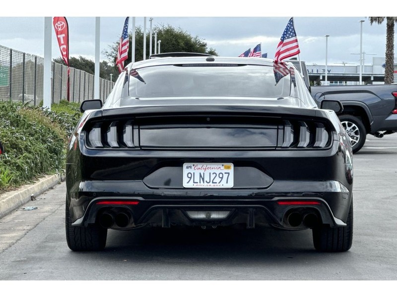 Ford Mustang Vehicle Full-screen Gallery Image 05