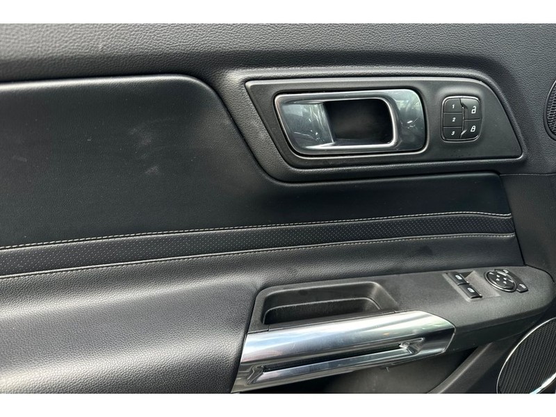 Ford Mustang Vehicle Full-screen Gallery Image 11