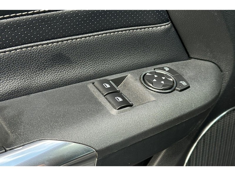 Ford Mustang Vehicle Full-screen Gallery Image 12