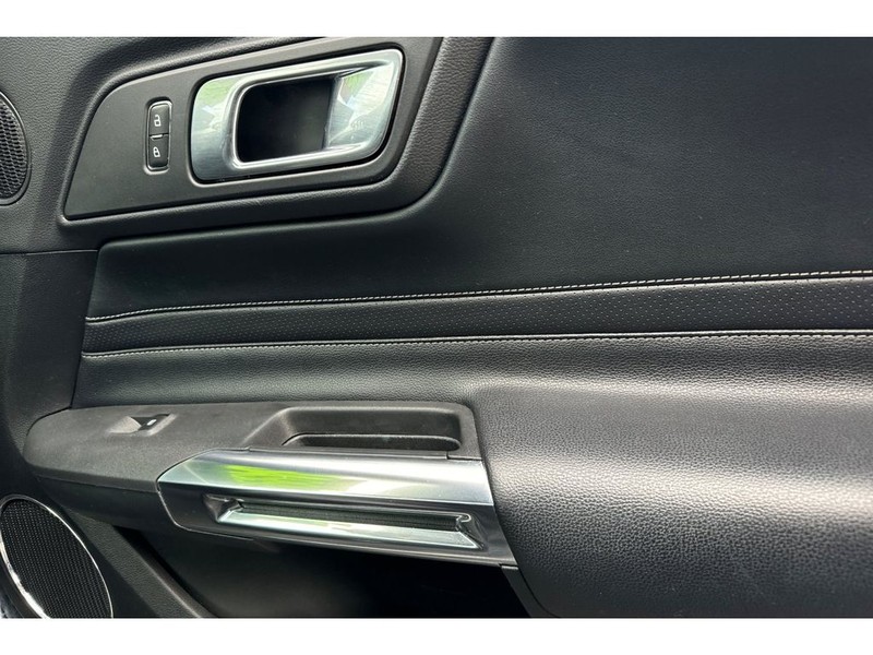 Ford Mustang Vehicle Full-screen Gallery Image 17