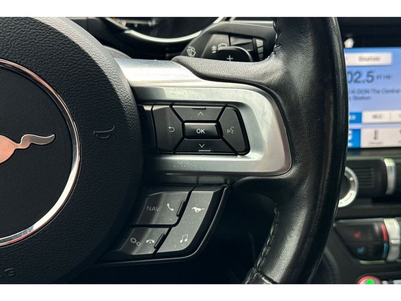 Ford Mustang Vehicle Full-screen Gallery Image 25