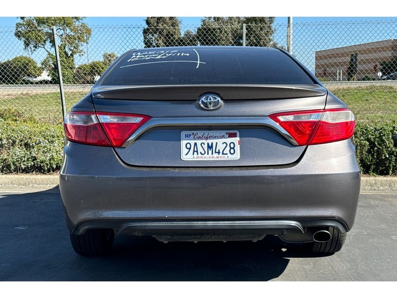 Toyota Camry Vehicle Full-screen Gallery Image 04