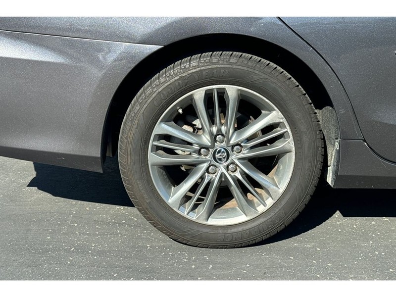 Toyota Camry Vehicle Full-screen Gallery Image 06