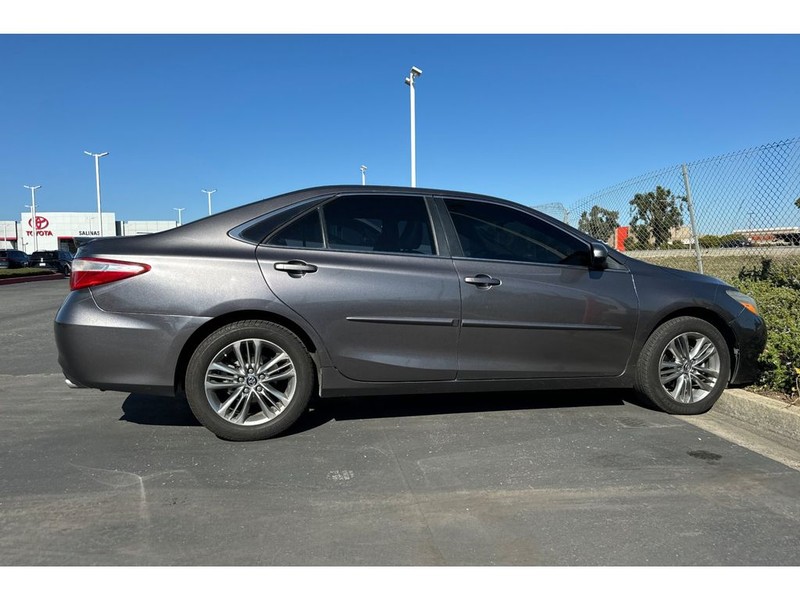 Toyota Camry Vehicle Full-screen Gallery Image 07