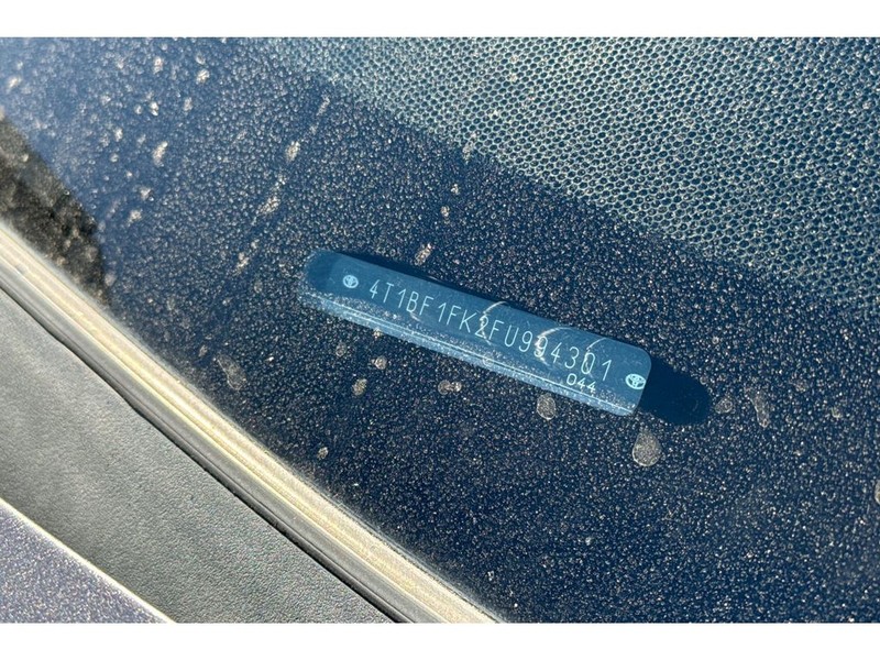 Toyota Camry Vehicle Full-screen Gallery Image 08