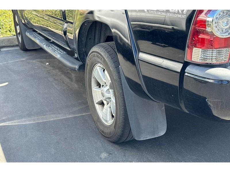 Toyota Tacoma Vehicle Full-screen Gallery Image 06