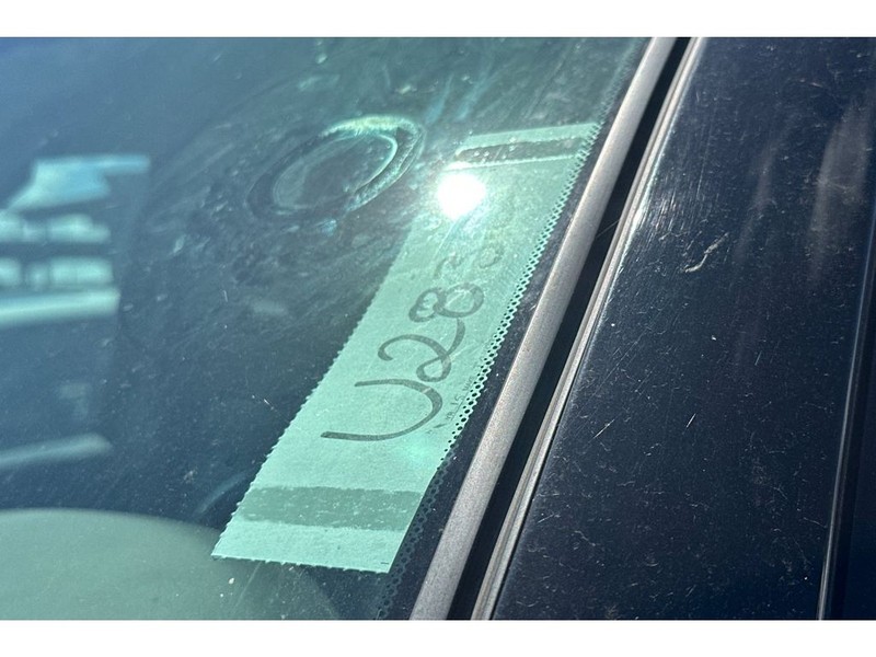 Toyota Tacoma Vehicle Full-screen Gallery Image 07