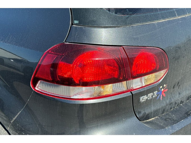 Volkswagen Golf GTI Vehicle Full-screen Gallery Image 06