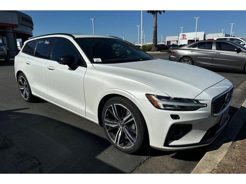 Volvo V60 Vehicle Full-screen Gallery Image 02