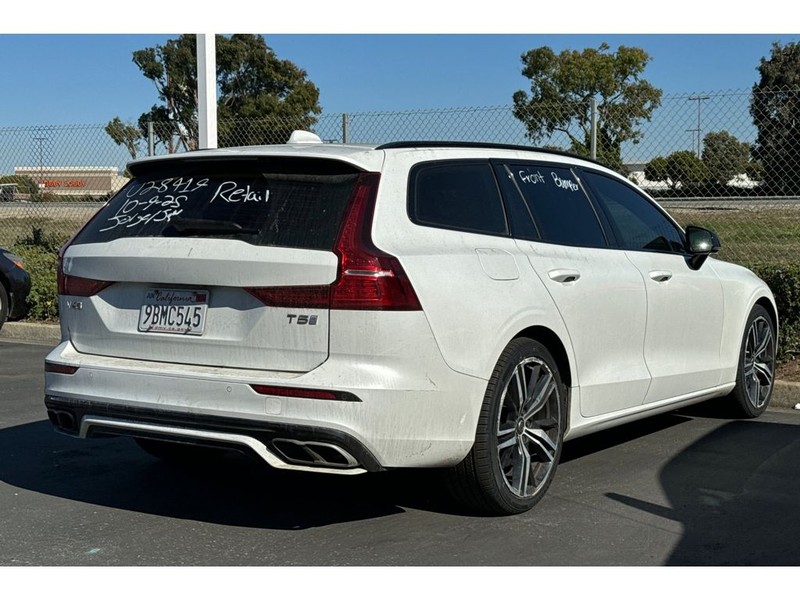 Volvo V60 Vehicle Full-screen Gallery Image 03