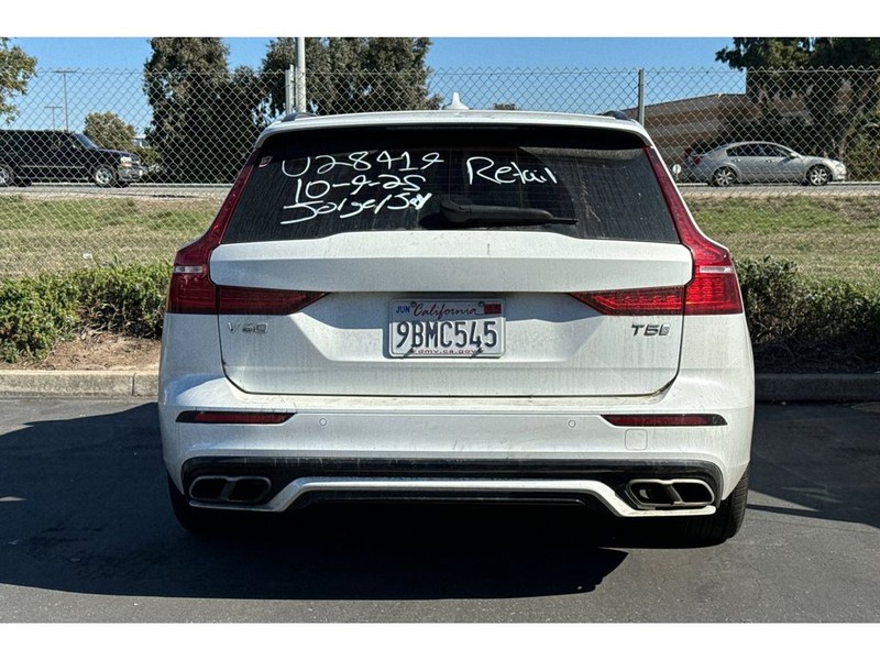 Volvo V60 Vehicle Full-screen Gallery Image 04