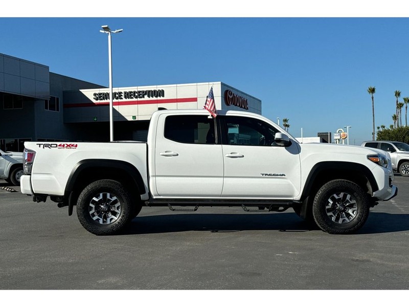 Toyota Tacoma Vehicle Full-screen Gallery Image 03