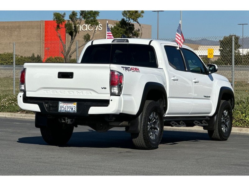 Toyota Tacoma Vehicle Full-screen Gallery Image 04