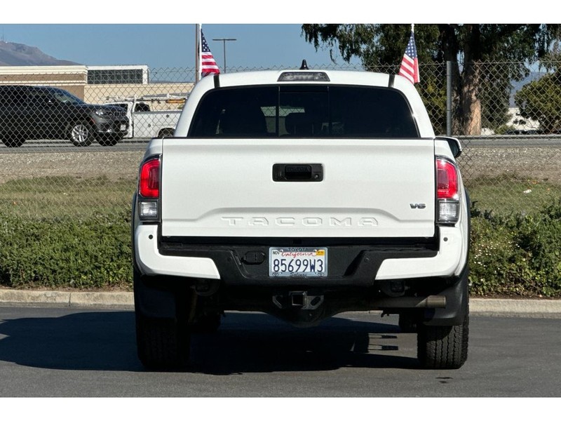 Toyota Tacoma Vehicle Full-screen Gallery Image 05