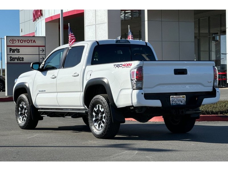 Toyota Tacoma Vehicle Full-screen Gallery Image 06