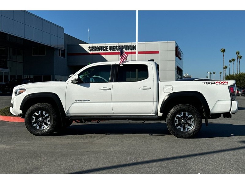 Toyota Tacoma Vehicle Full-screen Gallery Image 07