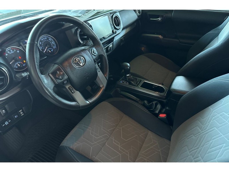 Toyota Tacoma Vehicle Full-screen Gallery Image 10