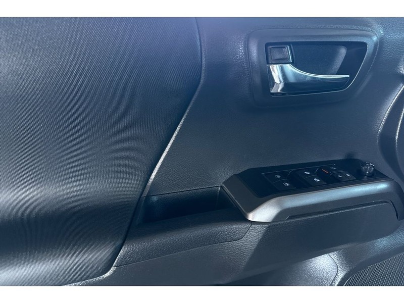 Toyota Tacoma Vehicle Full-screen Gallery Image 11