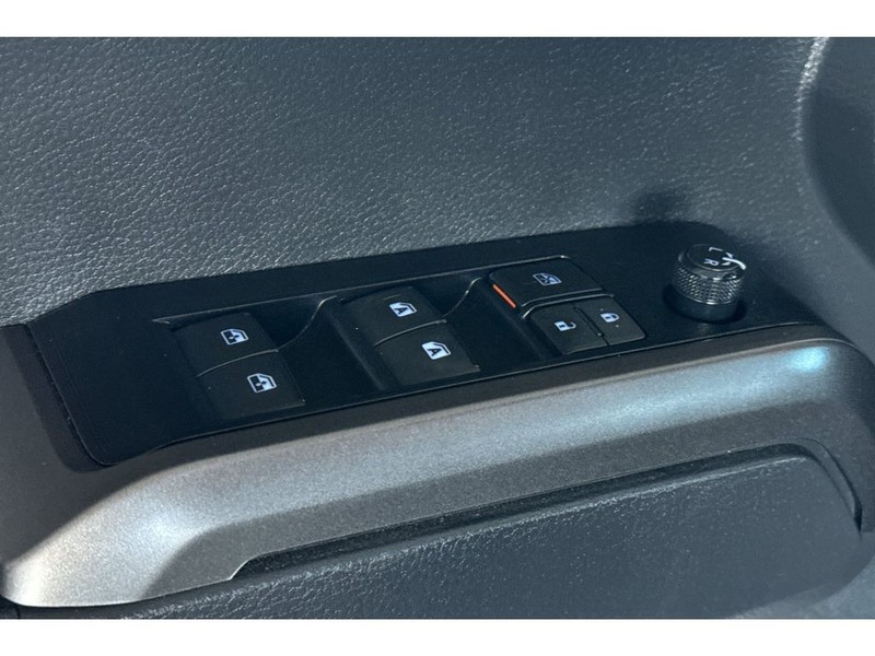 Toyota Tacoma Vehicle Full-screen Gallery Image 12