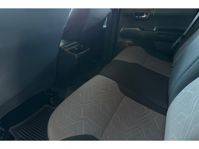 Toyota Tacoma Vehicle Full-screen Gallery Image 13