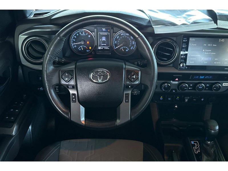 Toyota Tacoma Vehicle Full-screen Gallery Image 15