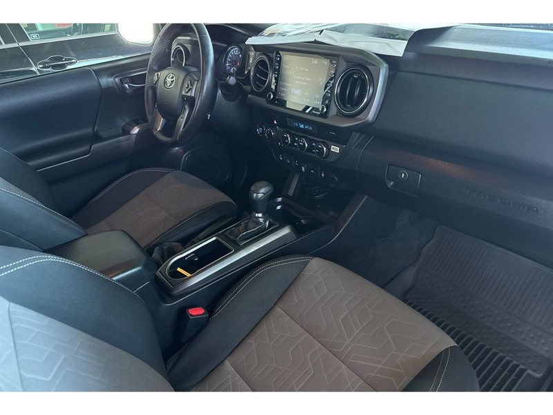 Toyota Tacoma Vehicle Full-screen Gallery Image 16