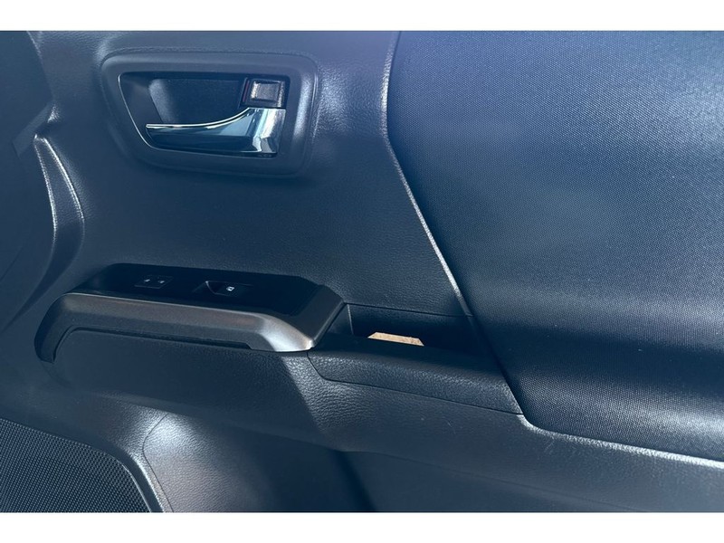 Toyota Tacoma Vehicle Full-screen Gallery Image 17