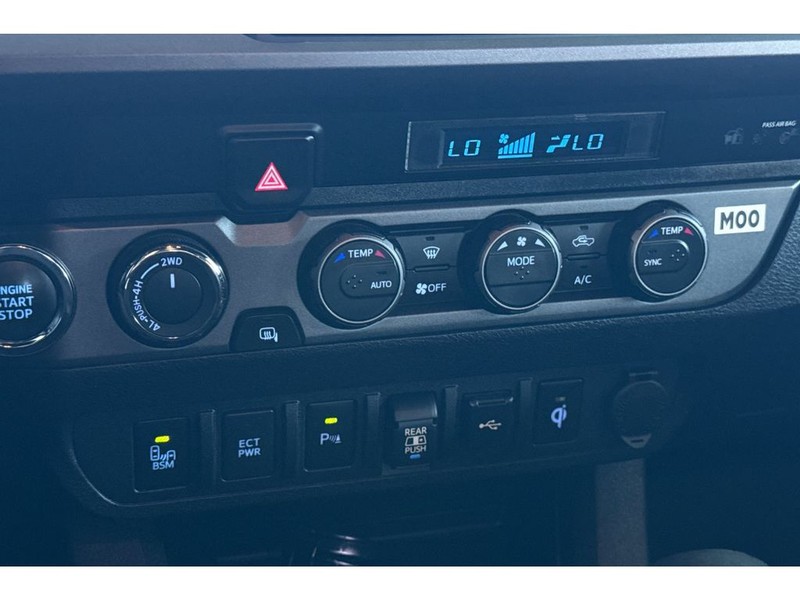 Toyota Tacoma Vehicle Full-screen Gallery Image 19