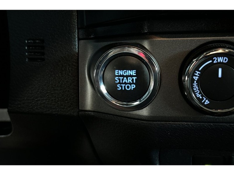 Toyota Tacoma Vehicle Full-screen Gallery Image 21