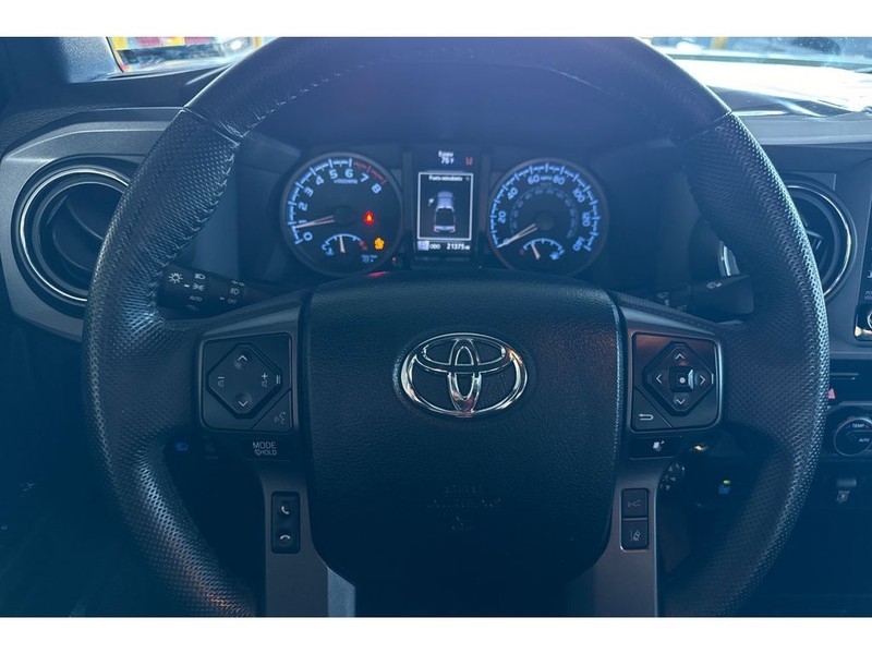 Toyota Tacoma Vehicle Full-screen Gallery Image 22