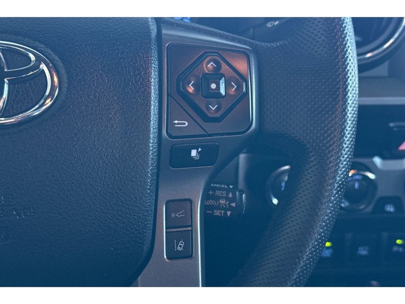 Toyota Tacoma Vehicle Full-screen Gallery Image 24