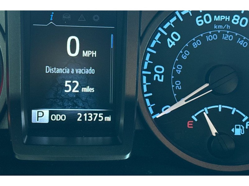 Toyota Tacoma Vehicle Full-screen Gallery Image 26