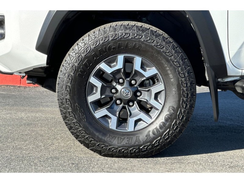 Toyota Tacoma Vehicle Full-screen Gallery Image 28