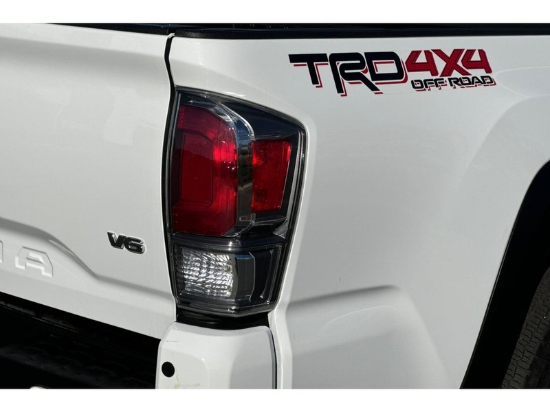 Toyota Tacoma Vehicle Full-screen Gallery Image 29