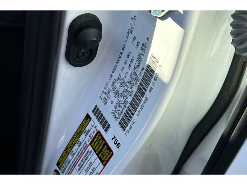 Toyota Tacoma Vehicle Full-screen Gallery Image 30