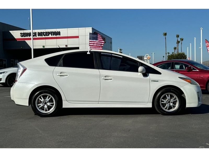 Toyota Prius Vehicle Full-screen Gallery Image 03