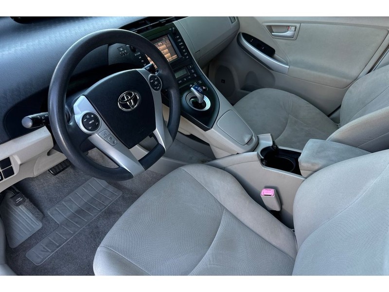 Toyota Prius Vehicle Full-screen Gallery Image 10