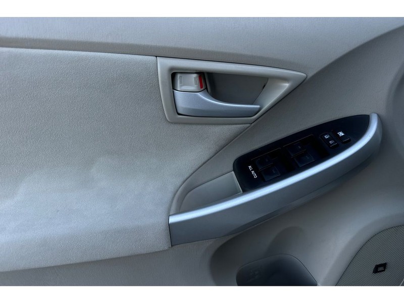 Toyota Prius Vehicle Full-screen Gallery Image 11