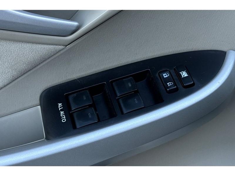 Toyota Prius Vehicle Full-screen Gallery Image 12