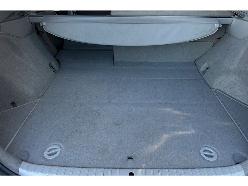 Toyota Prius Vehicle Full-screen Gallery Image 16