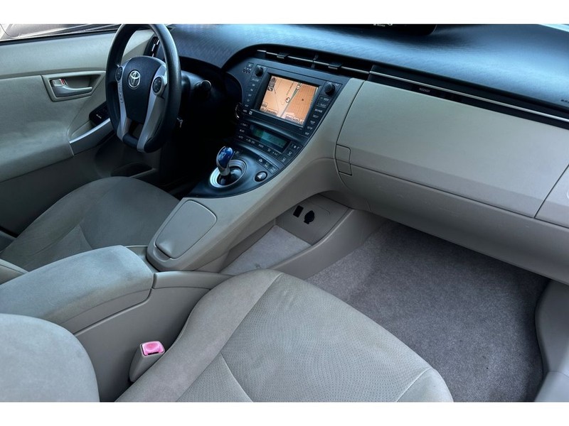 Toyota Prius Vehicle Full-screen Gallery Image 17